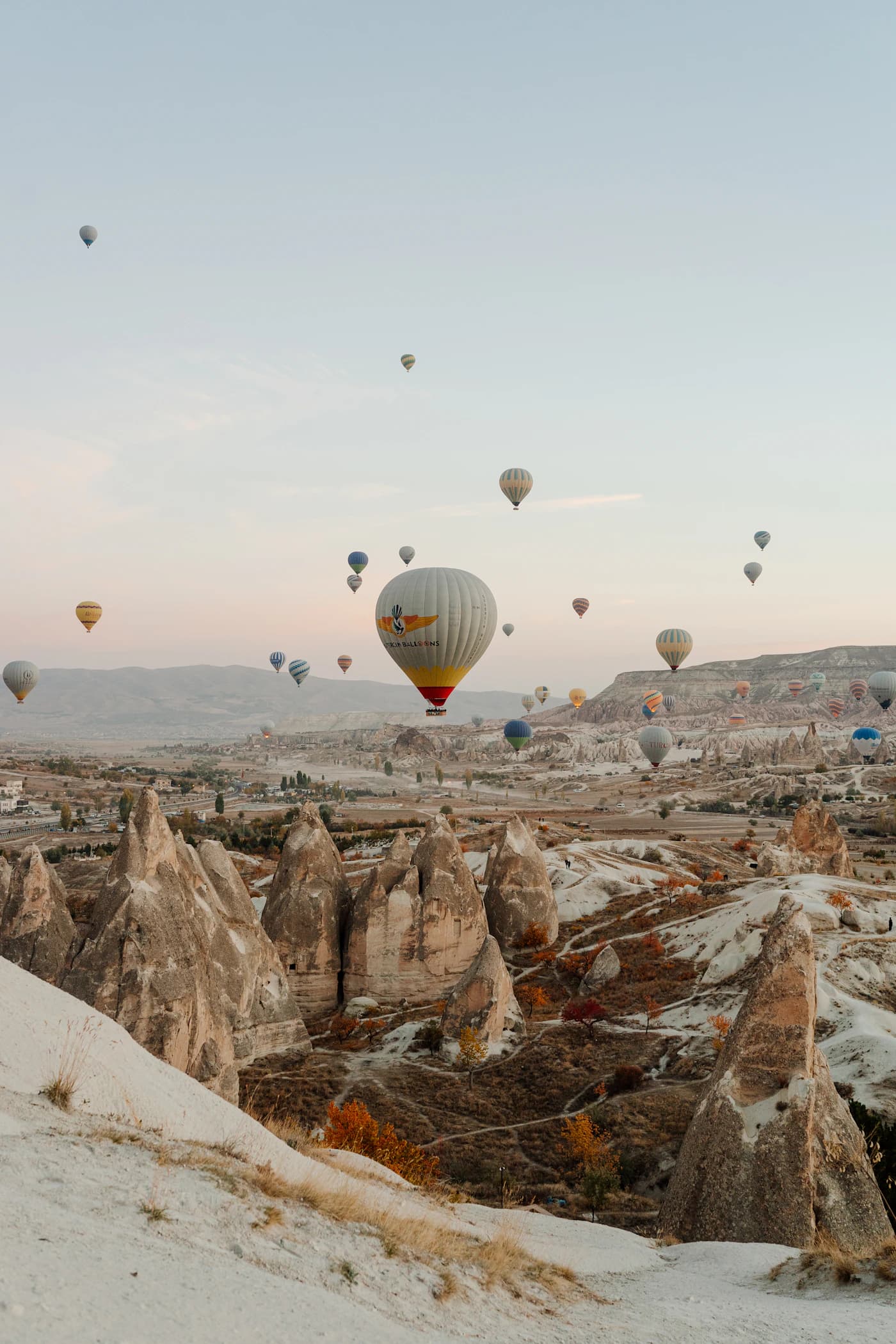 Kapadokya vadileri üzerinde sıcak hava balonları